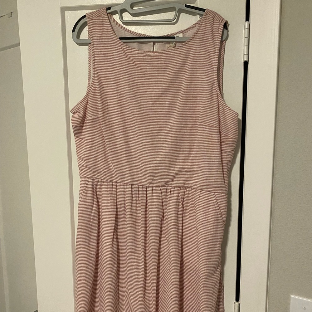 Women’s Sleeveless Dress Size L. Red and white striped with pockets